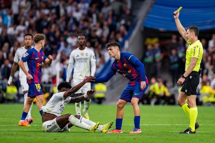 Pedri, ante Vinícius, en el Real Madrid-Barcelona de la ida