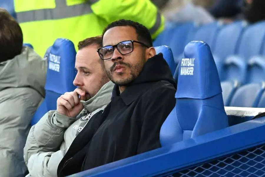 Liam Rosenior, exentrenador del Chelsea, antes del partido contra el Brighton