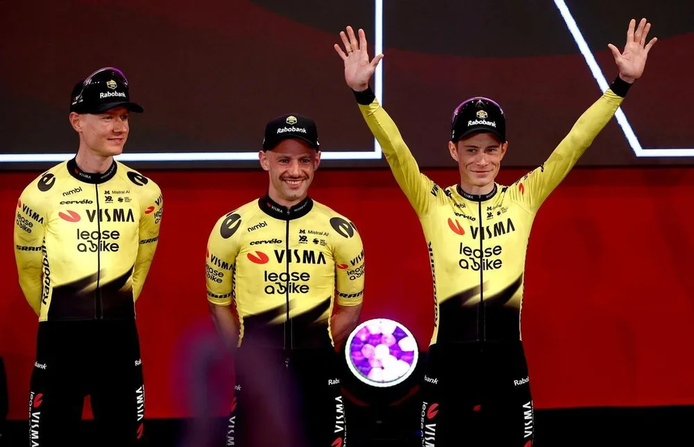 El ciclista danés Jonas Vingegaard (dch) saluda durante la presentación del Team Visma | Lease a Bike en la 109 edición del Giro de Italia en Burgas, Bulgaria